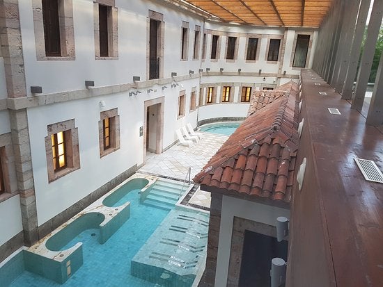 Las Caldas Villa Termal está situada a ocho kilómetros de Oviedo. Con cientos de años de historia, en este magnífico lugar solo encontrarás relax, bienestar y confort integrado en sus tratamientos Welness.