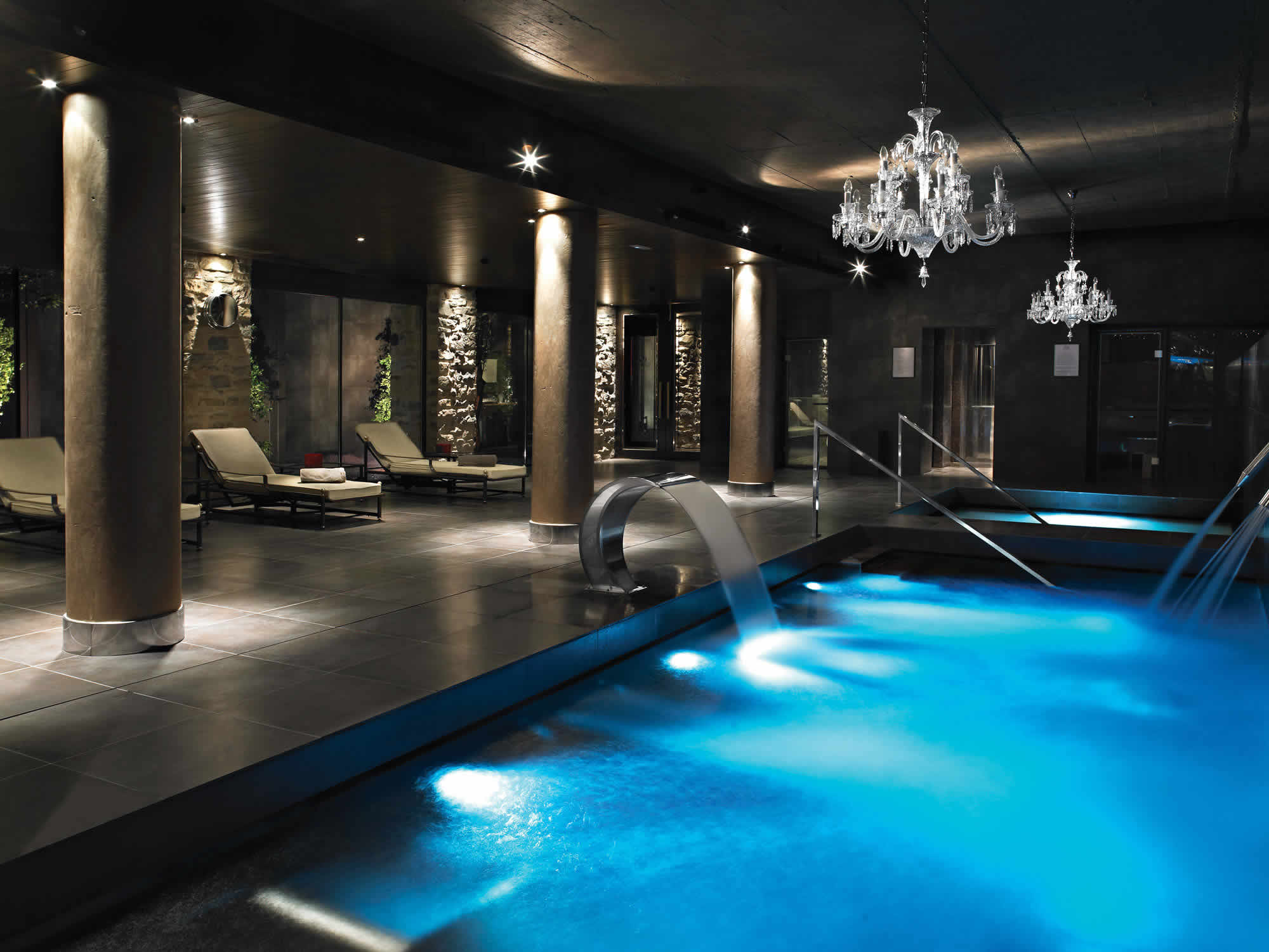 El balneario del Hotel Golf&Spa Castillo de Gorráiz en Pamplona (Navarra) fusiona lo clásico con lo moderno. Un templo del bienestar en el que podrás probar tratamientos faciales (reparadores, anti edad...), masajes específicos como drenajes linfáticos o rituales relajantes con olores rosa mosqueta o chocolate. Su piscina termal es una maravilla.