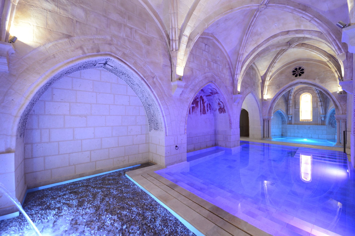 El circuito de contrastes en una antigua capilla lo encontrarás en el Monasterio de Valbuena y su Hotel Balneario de 5 estrellas, situado en San Bernardo, Valladolid.