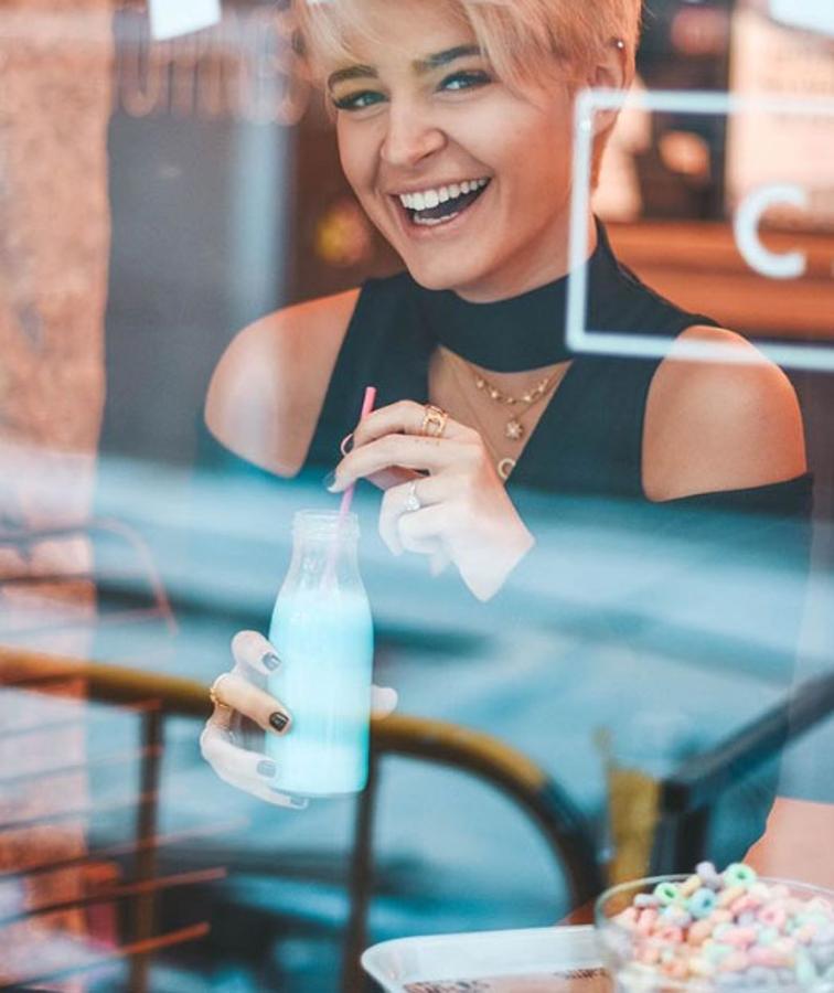 Este es el paraíso de los amantes de los cereales. En él podrás encontrar más de 150 tipos de cerales, más de 20 tipos de leche (algunas de origen vegetal) y todas esas marcas de cereales internacionales que tanto cuesta encontrar. Cajas de cereales de Star Wars, Batman, toppins y gominolas son algunas de las posibilidades de este local. En el que mientras te tomas tu tazón de cereales favorito podrás aprovechar para compartir una colorida foto para tu Instgaram como esta de Laura Escanes.