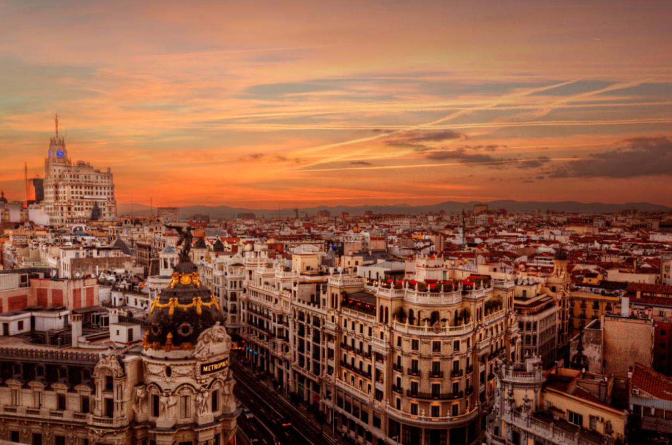 Si lo que quieres es contemplar sus vistas desde lo alto, este es quizás uno de los lugares más famosos de Madrid y también de los más instagrameados. La azotea del Círculo de Bellas Artes cuenta con dos espacios divididos. Uno con la zona chill out y el otro con el restaurante Tartan Roof.