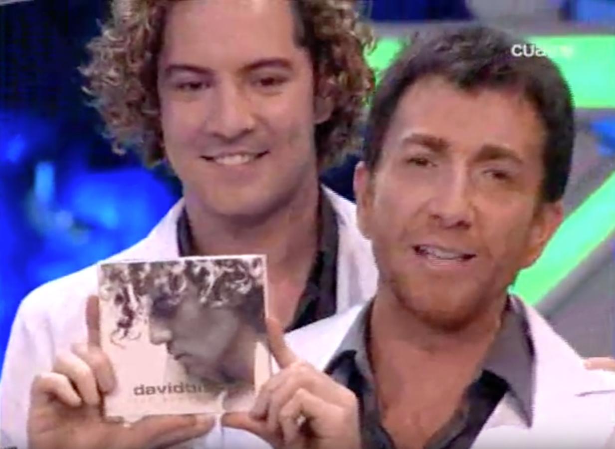 En 2009, David Bisbal volvió a lucir los rizos que se cortó para su disco 'Premonición', una vuelta a sus orígenes no solo en la imagen, también en lo musical.