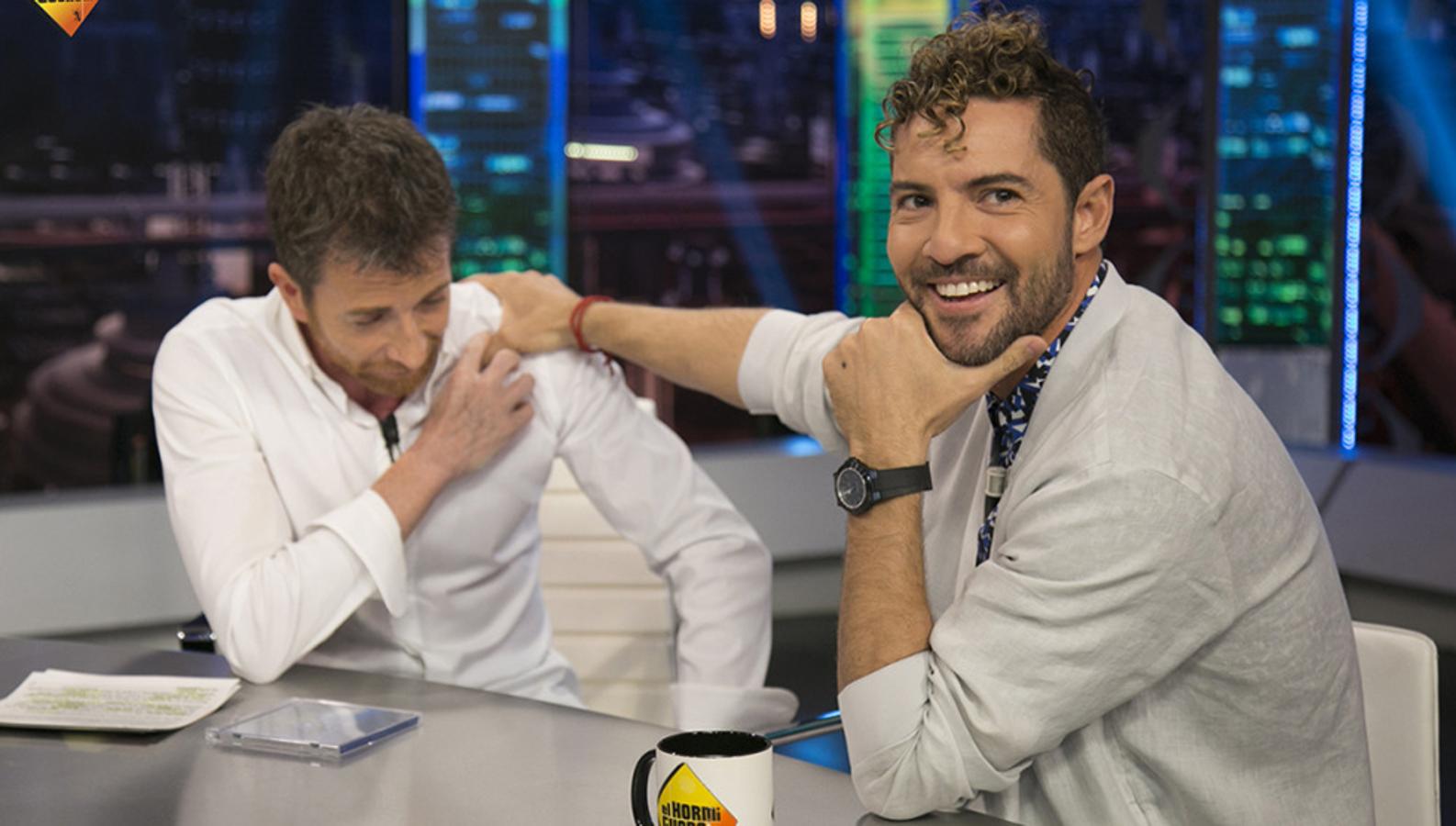 Con el flequillo más largo, David Bisbal se mostró en 2017 con un aire más desenfadado.