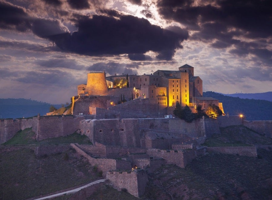 El Parador de Cardona (Barcelona) es un auténtico castillo medieval que guarda todo su encanto. Sus torres, sus murallas y sus fosos impresionan a primera vista. Años y años de historia que harán que viajes al pasado.