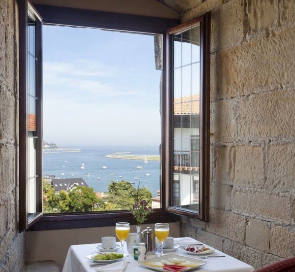 Hondarribia es uno de los pueblos más bonitos del País Vasco y mejor no hablemos de su parador. Se conoce también como el castillo de Carlos V y su origen data del siglo X, es decir, una auténtica fortaleza medieval en la que podrás disfrutar de sus maravillosas vistas.