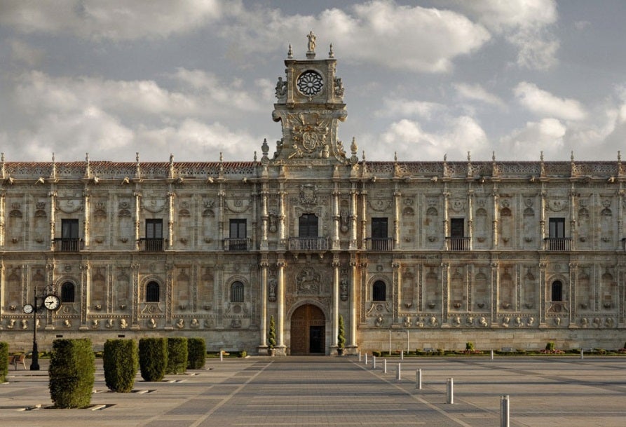 La fachada del Parador de León habla por sí sola. La construcción data del siglo XVI y fue financiado por el rey Fernando el Católico. Un museo de historia entre sus salones, su Claustro y su sala Capitular.