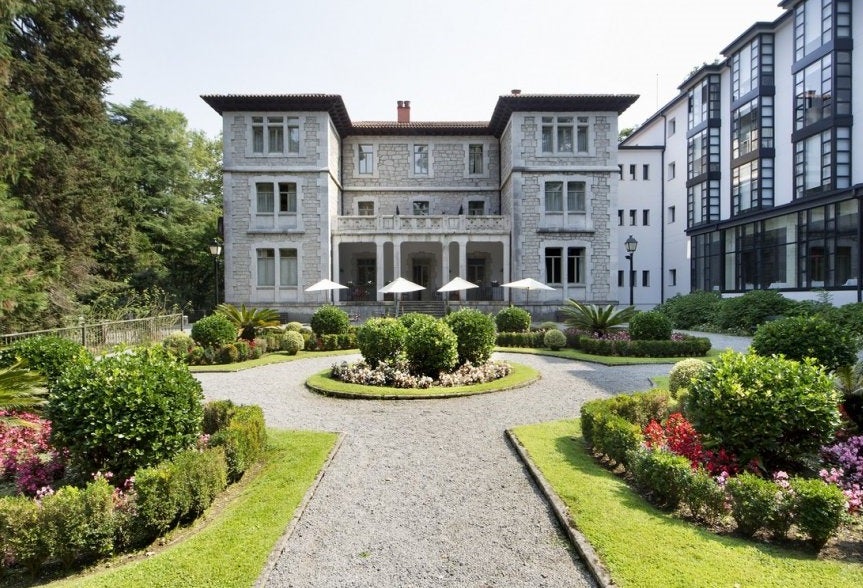 Un auténtico palacio del siglo XX convertido en parador te espera en Limpias, un pequeño pueblo en Cantabria. Allí podrás disfrutar de su estupenda piscina y de sus alrededores. Podrás visitar pueblos como Laredo o Santoña.