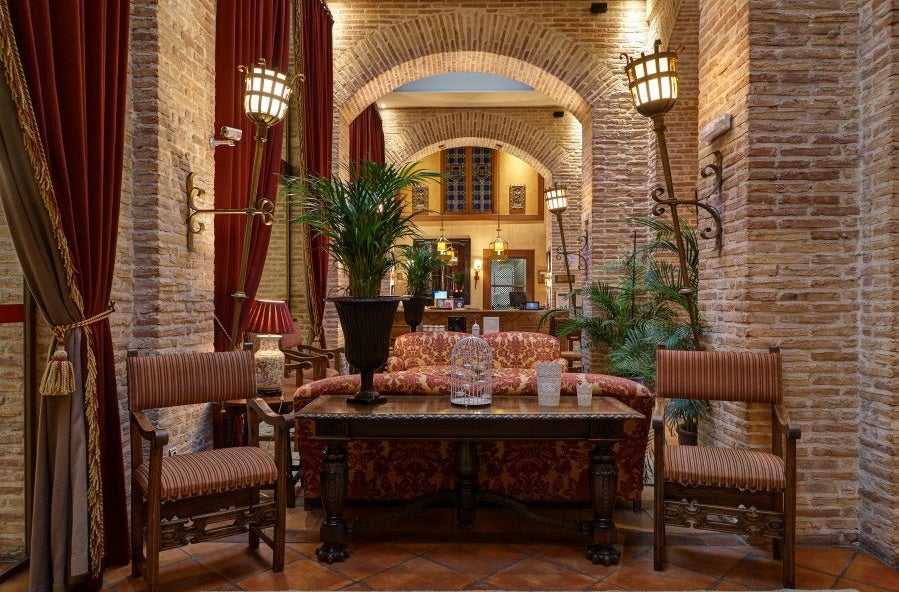 El parador de Navarra está situado en el palacio castillo de Olite, una construcción declarada Monumento Nacional. En su interior podrás revivir la época del medievo a través de sus suntuosos muros de piedra. Es el mismo palacio en el que se alojaron los Reyes de Navarra.