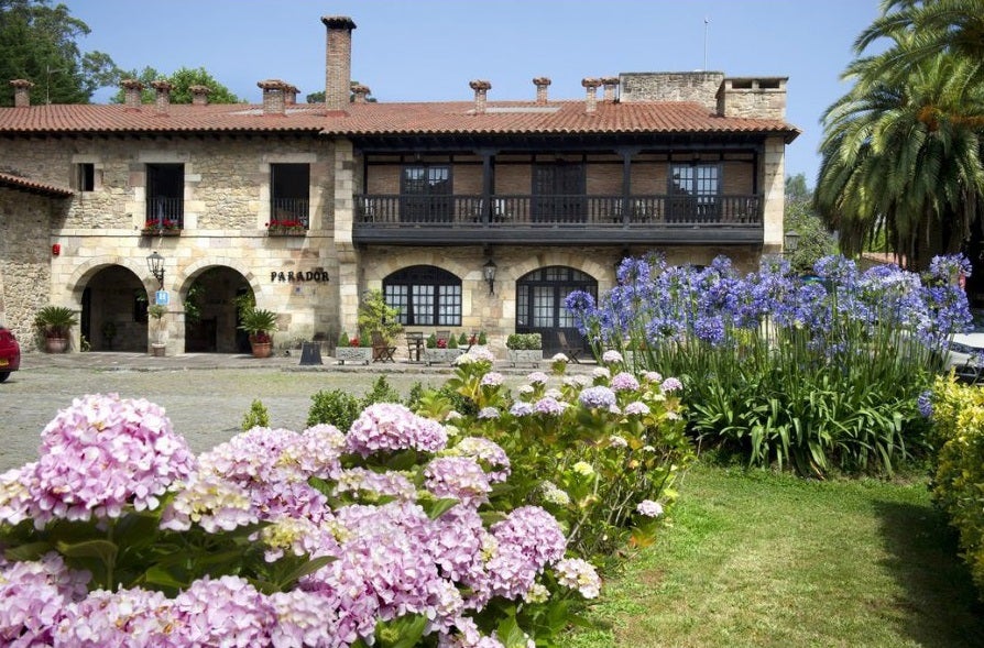 Santillana del Mar es una de las localidades más bellas de Cantabria y ya si te alojas en su parador, que conserva la arquitectura típica de la zona, puedes llegar a enamorarte.
