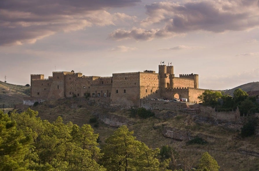 Si te alojas en el Parador de Sigüenza en Guadalajara tendrás el privilegio de alojarte en un "imponente castillo medieval del siglo XII instalado en una alcazaba árabe y edificado sobre un asentamiento romano".
