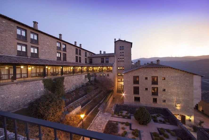 En el Parador Sos del Rey Católico, en Zaragoza, podrás alojarte en un antiguo edificio noble de estilo aragonés. Cuna de influyentes nobles donde se alojó el mismísimo Rey Católico. Una oportunidad única para revivir la historia de España entre su riquísimo patrimonio.