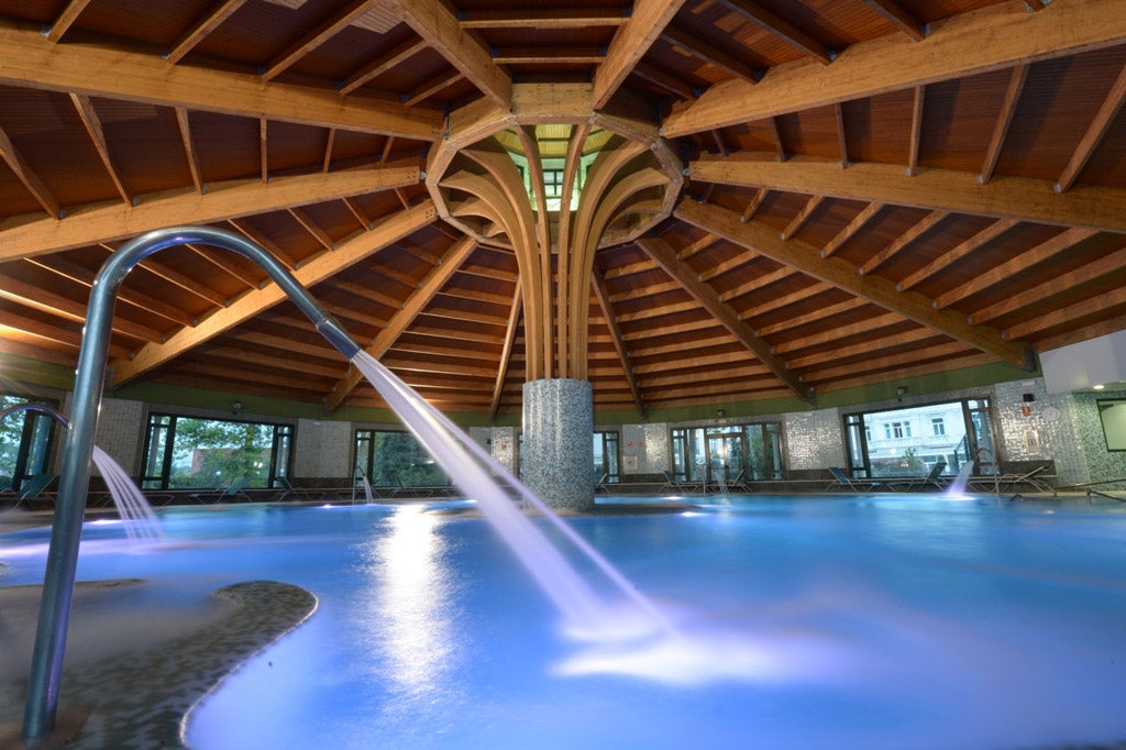 El balneario de Hotel ubicado en Solares, (Cantabria) es ideal para una escapada en familia, pues tiene zona específica para niño y balneario infatil.