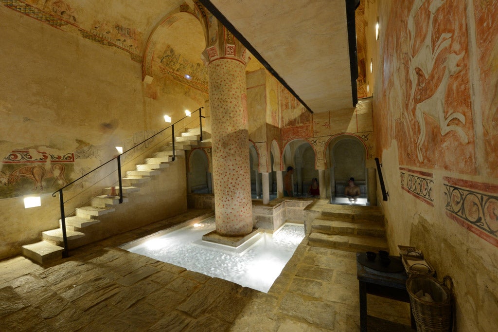 El Hotel Balneario de 4 estrellas en Burgo de Osma, Soria posee uno de los balnearios más bonitos de toda España. El edificio data del siglo XVI y como puedes observar en la fotografía, sus paredes conservan numerosas pinturas rupestres.