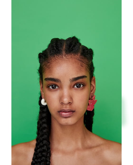 Los colores vivos y el blanco de estos pendientes llenan de luz el rostro, además de resaltar el moreno, por eso cuando te los pongas te verás muy guapa