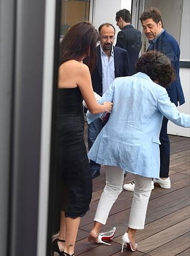 Inma Cuesta, a punto de caerse de morros, agarrada por Penélope Cruz ante la mirada de Javier Bardem.