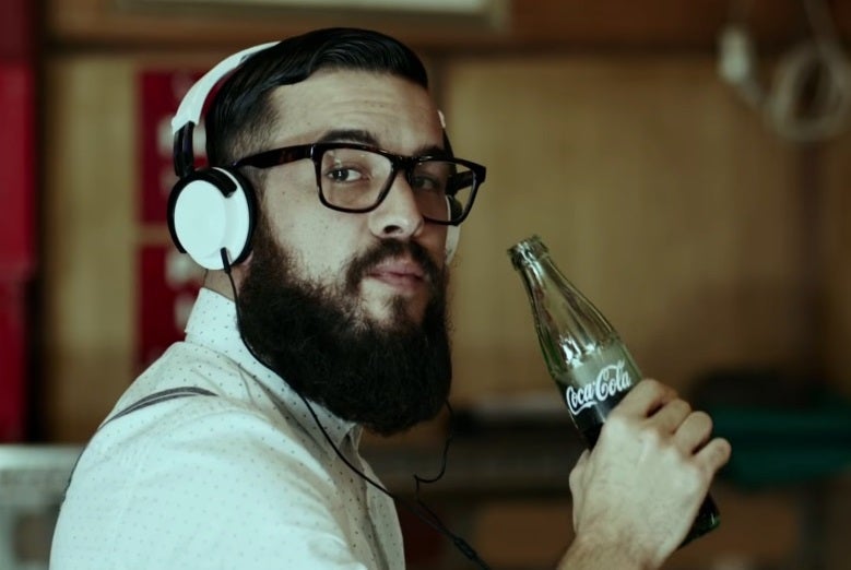 En 'El bar' (2017), la película de Álex de la Iglesia que rodó con Blanca Suárez, Mario aparecía como un hipster barbudo.