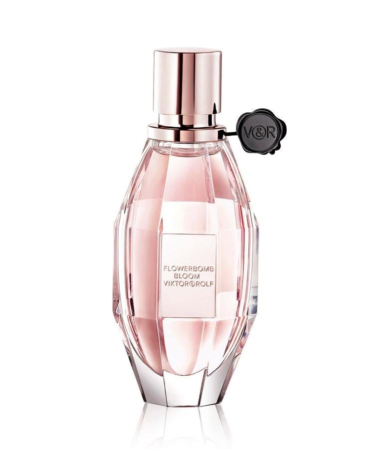 Una explosión de flores frescas sinónimo de la primavera.  Flowerbomb de Viktor&Rolf  (126 €, EDP 100 ml).