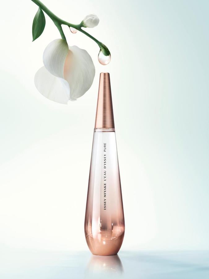 El pétalo crece y se transforma en una flor, una rosa absoluta que exhala su mejor fragancia.  L’Eau d’Issey Pure Nectar de Parfum  (51€, EDP 30 ml).
