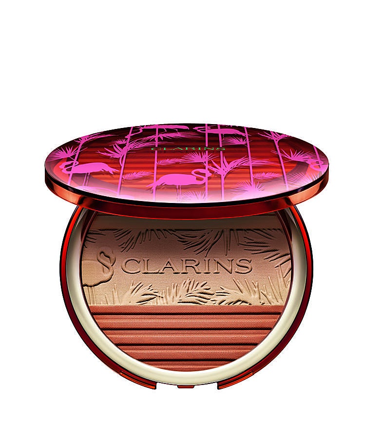 Una armonía en tres tonos mate adaptados a todas las tonalidades de piel. Protege la piel de los efectos nocivos de la contaminación y los radicales libres y contribuye a la hidratación, al confort y la suavidad de la tez. El estuche está grabado con flamencos y palmeras (49€)