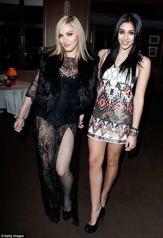 Aunque una trata de mantener su identidad a toda costa como morena que vuela alejada de los focos, es igualita a su madre cuando llegó a Nueva York, en los años 80.