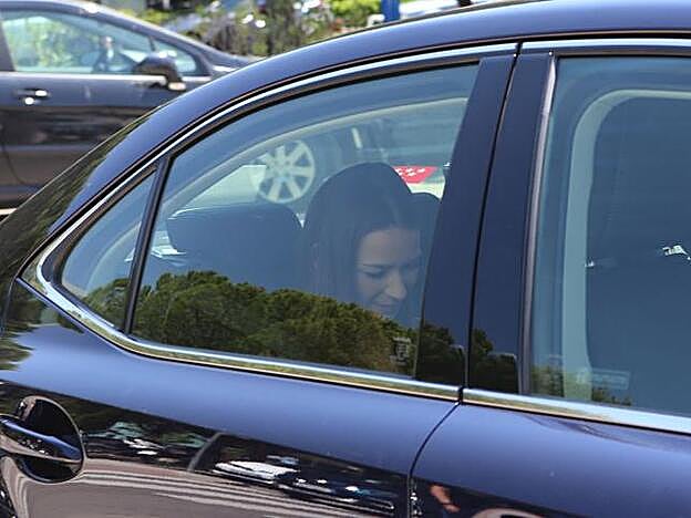 Yana Olina accediendo a casa de David Bustamante en la parte trasera de un coche.