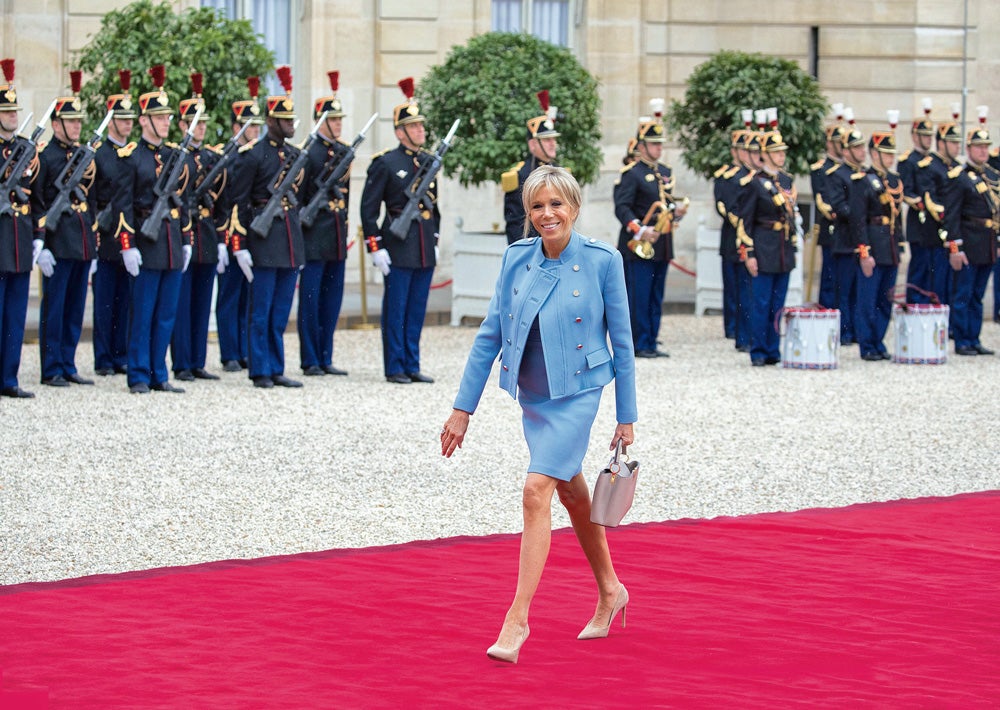 Brigitte Macron entrando al Elíseo por primera vez.