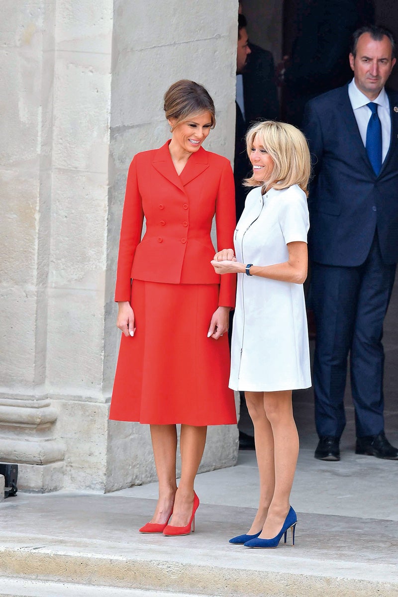 Brigitte Macron con Melania Trump, de la que ha dicho: "Vive recluida en la Casa Blanca".