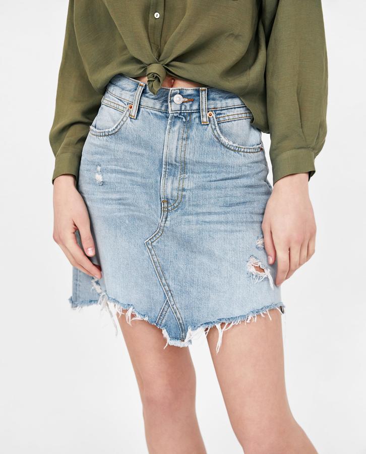 Falda denim con detalles rotos de Zara: 29,95 euros.