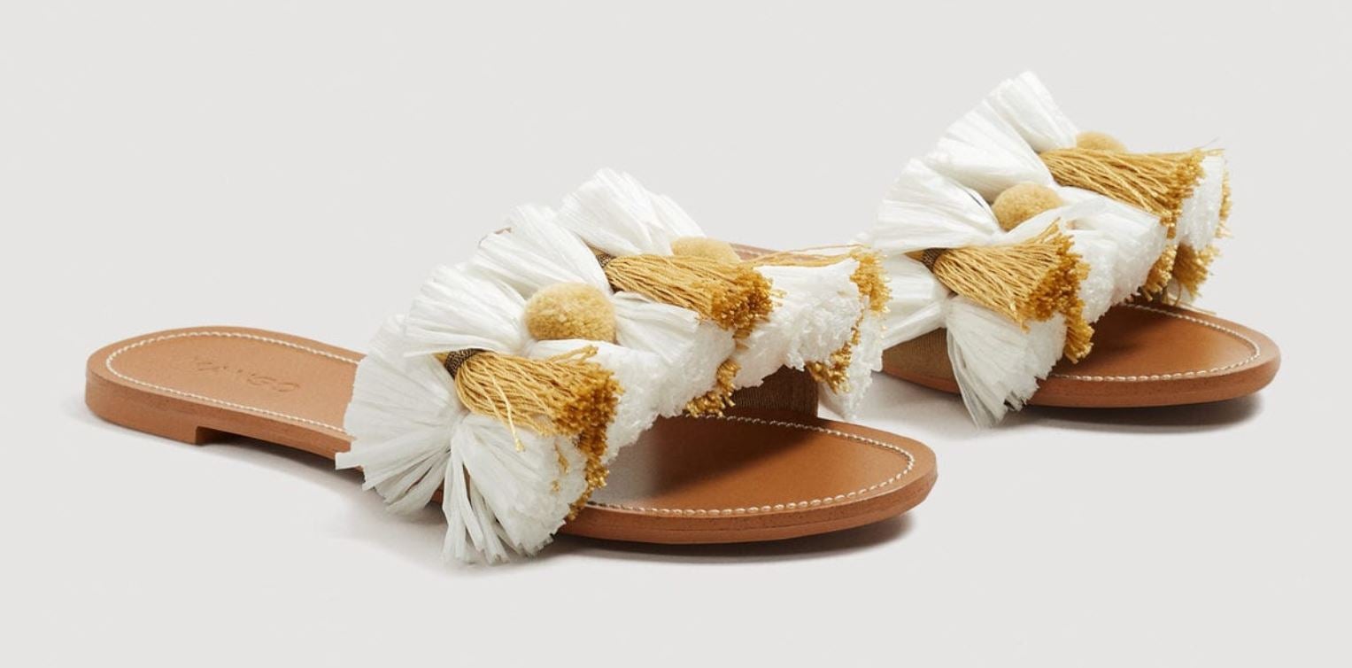Sandalias planas con borlas de Mango: 29,99 euros.