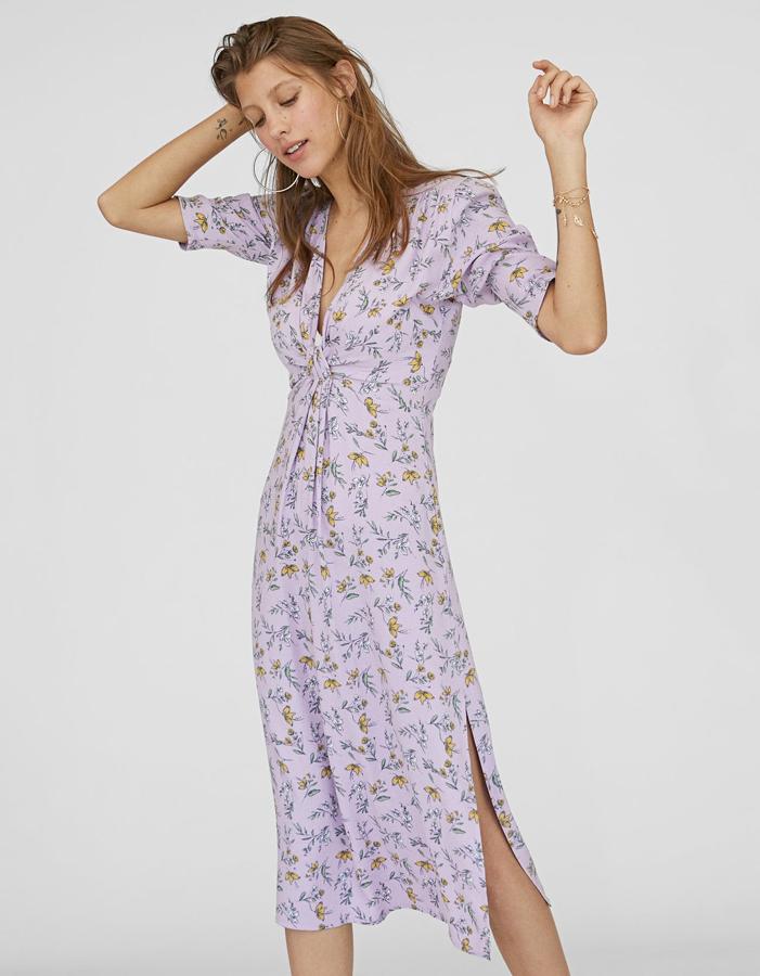 Vestido largo con escote de Stradivarius: 29,99 euros.