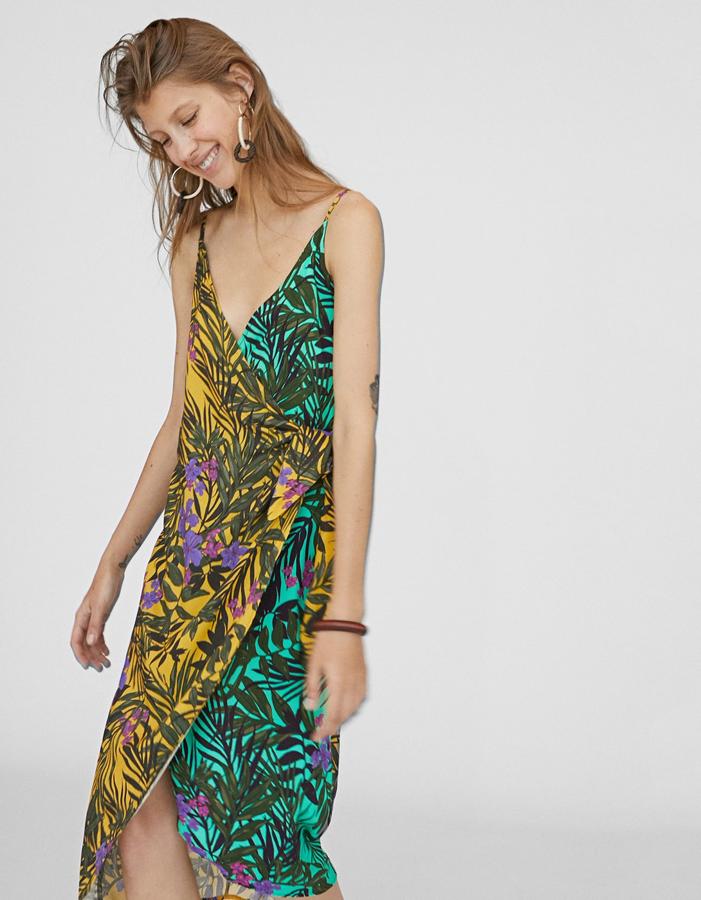 Vestido de tirantes cruzado de Stradivarius: 29,99 euros.