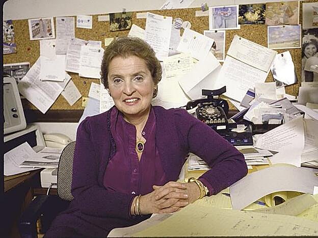 Madeleine Albright en la oficina del candidato demócrata Michael Dukakis.