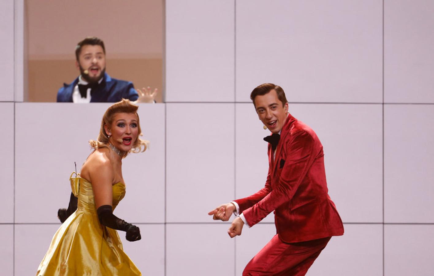 DoReDos han montado un pequeño teatrillo a base de paneles para cantar ‘My lucky day’.