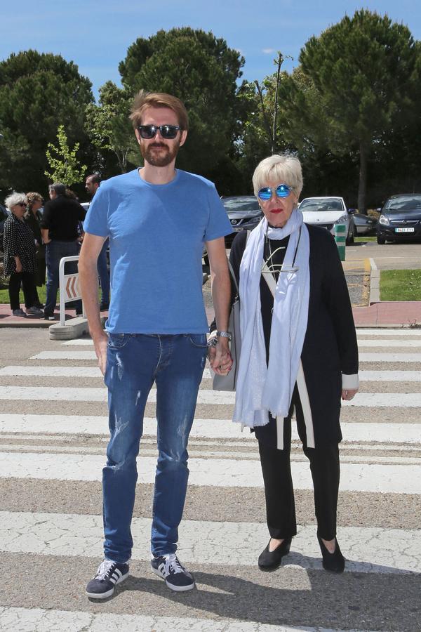 Acompañada de su hijo Manuel, Concha Velasco daba el pésame a los familiares de Antonio Mercero.