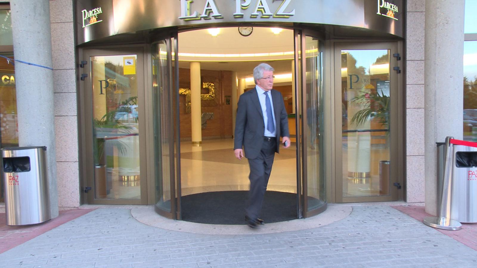 Enrique Cerezo se despedía de Antonio Mercero acudiendo a la capilla ardiente.