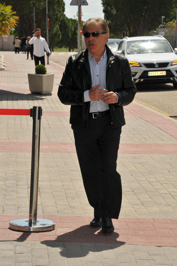 Pedro Ruiz acude a la capilla ardiente tras fallecer Antonio Mercero.