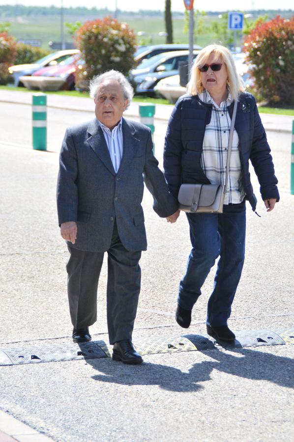 Pepe Carabias acudió junto a su mujer a la capilla ardiente de Antonio Merceropilla.
