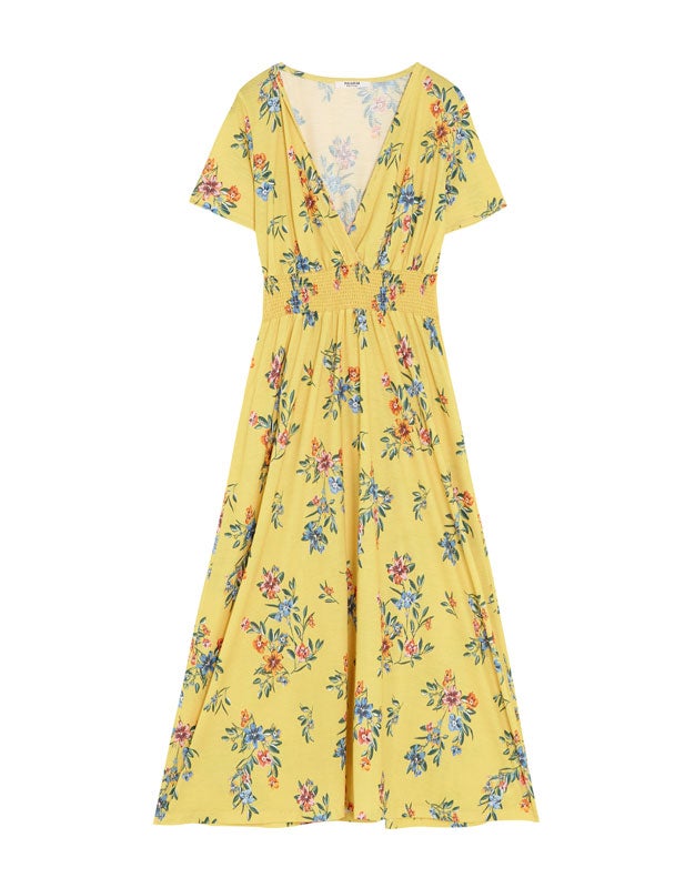 Vestido con estampado floral sobre color vainilla de Pull & Bear. (22,99 euros).