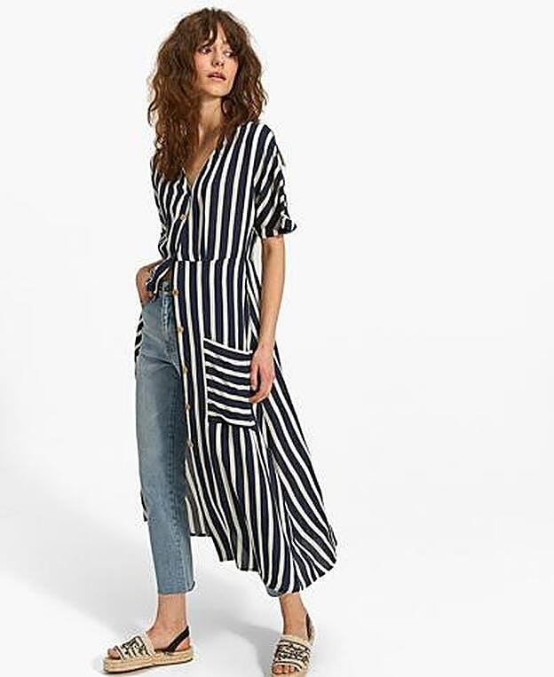 Vestido camisero botones rayas de Stradivarius, 29,99 euros.