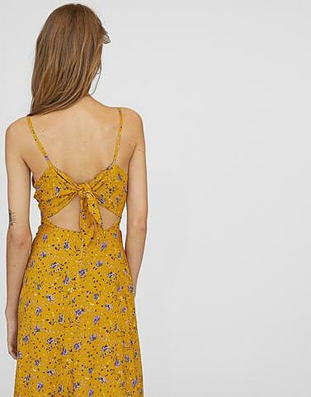 Vestido de tirantes largo estampado de Stradivarius 'Limited Edition', 29,99 euros.