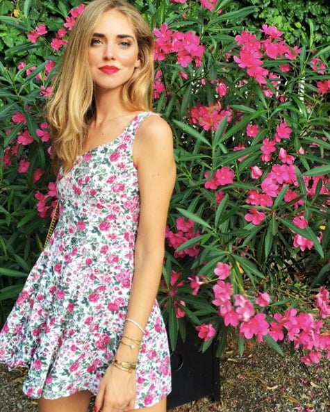 Posiblemente el look que más nos gusta. Chiara Ferragni no deja de sorprendernos y aquí la vemos con un mini vestido estampado floral. ¡Nuestro favorito!
