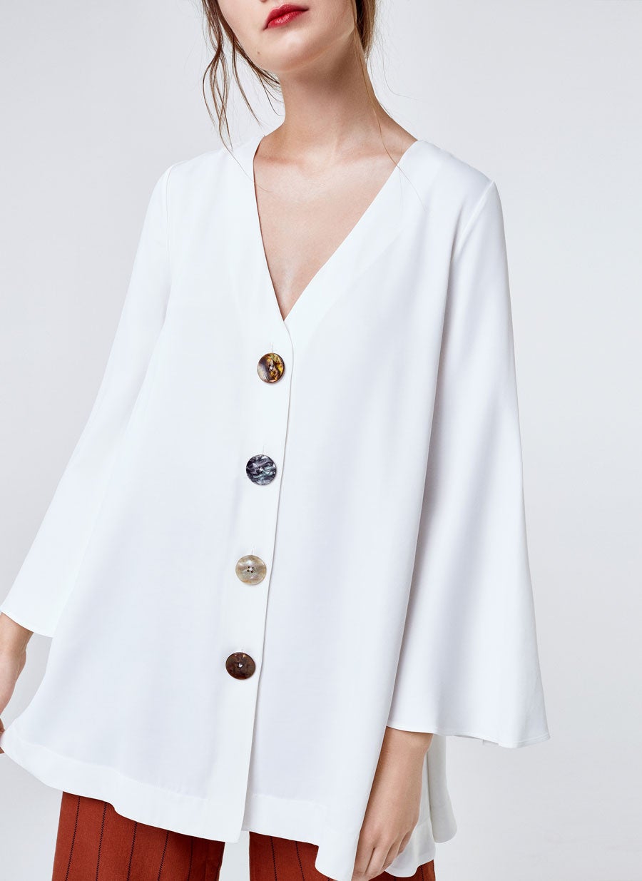 Camisa de botones nácar de Uterqüe: 99 euros.