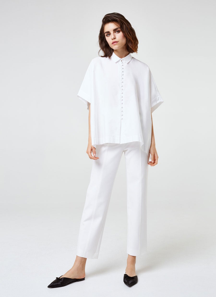 Camisa con capa combinándola con unos pantalones blancos: 69 euros.