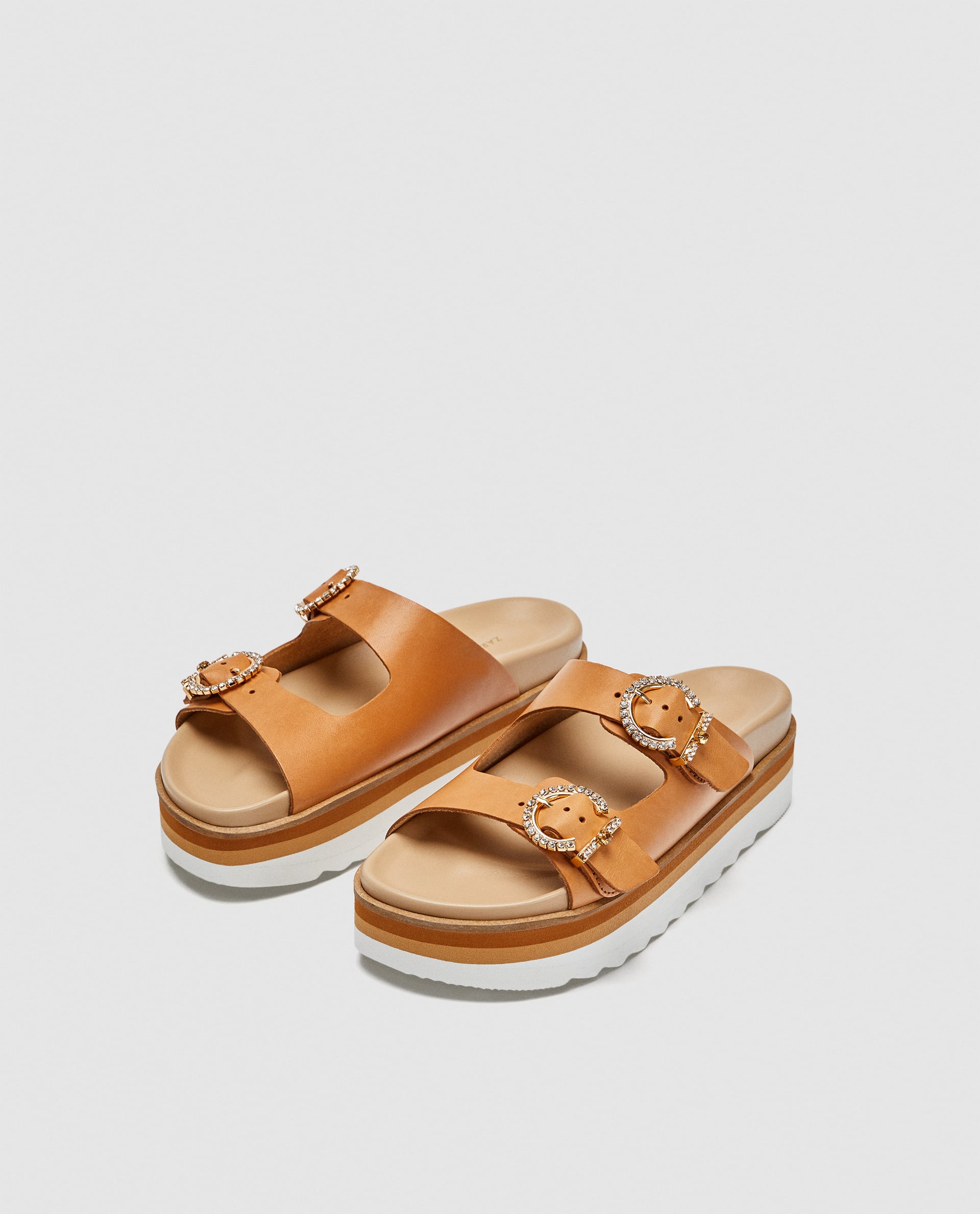 Pala de piel con plataforma y joya de Zara: 45,95 euros.