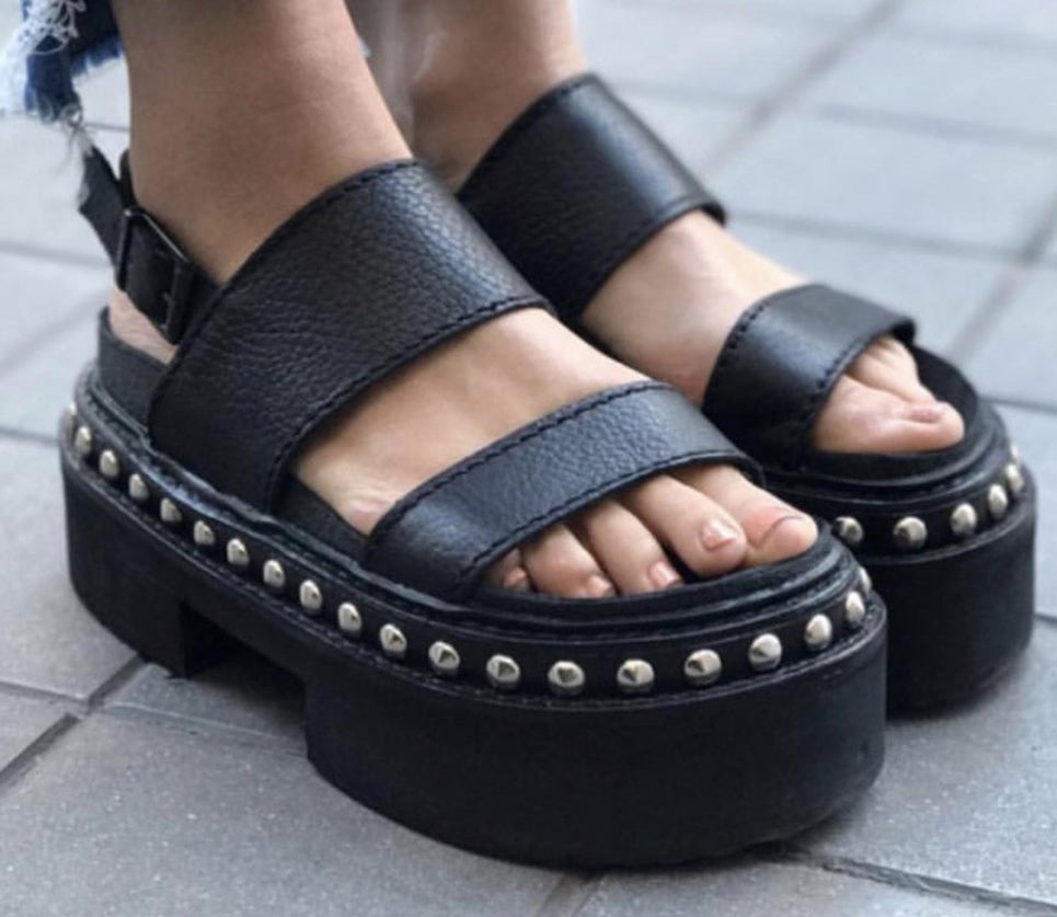 Sandalias con plataforma de Aurevoircinderella: 95 euros.