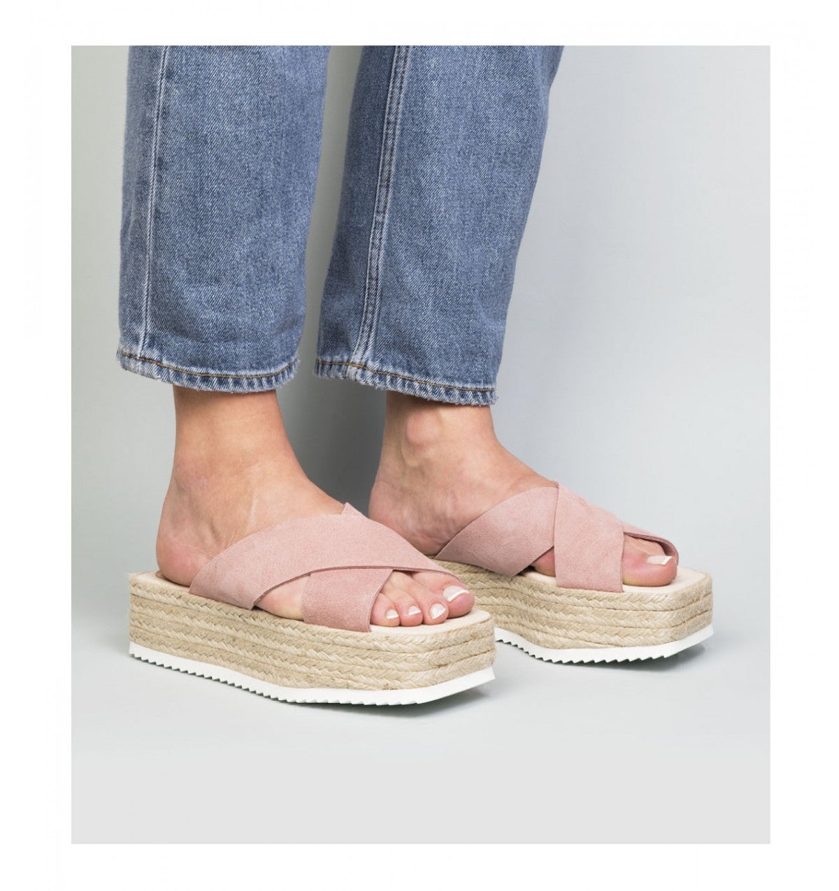 Sandalias con tiras rosas y esparto de Aurevoircinderella: 55 euros.