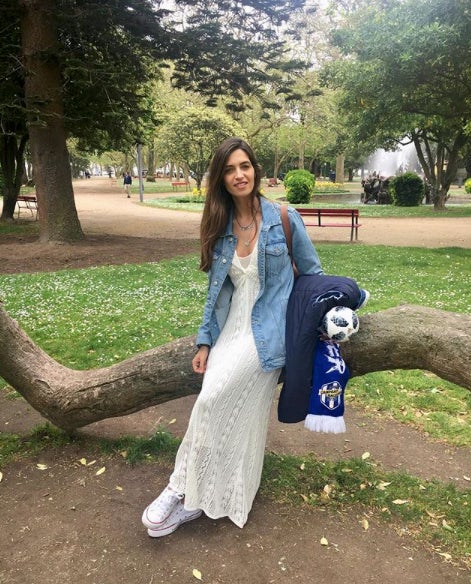 Ella es una fuente de inspiración y como siempre tiene el look perfecto que queremos copiarle. En este caso lleva un vestido largo en color blanco que conjunta perfectamente con chaquera vaquera y Converse. ¡Un 10!