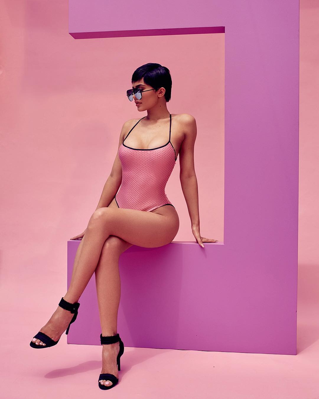 Rarísima instantánea en la que vemos cómo le quedaría a Kylie el pelo cortísimo. Se trata de una campaña para la firma de bañadores Quay.