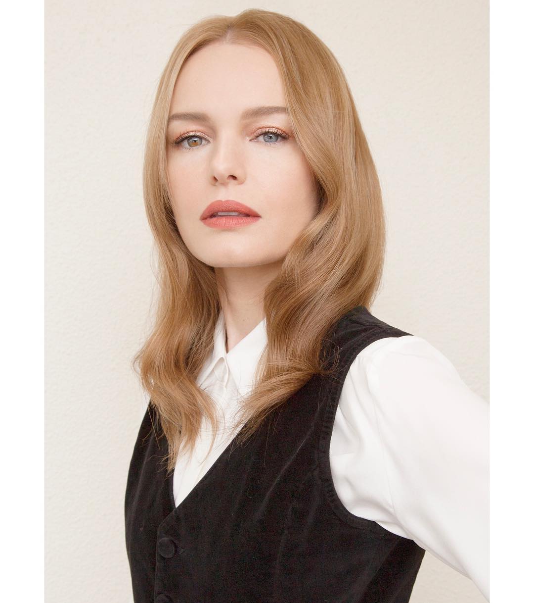 Este verano no hay que pensar en reflejos, mechas, californianas ni decoloraciones: los bloques de color funcionan mejor que nunca, incluso en este suavísimo tono miel que lleva Kate Bosworth.