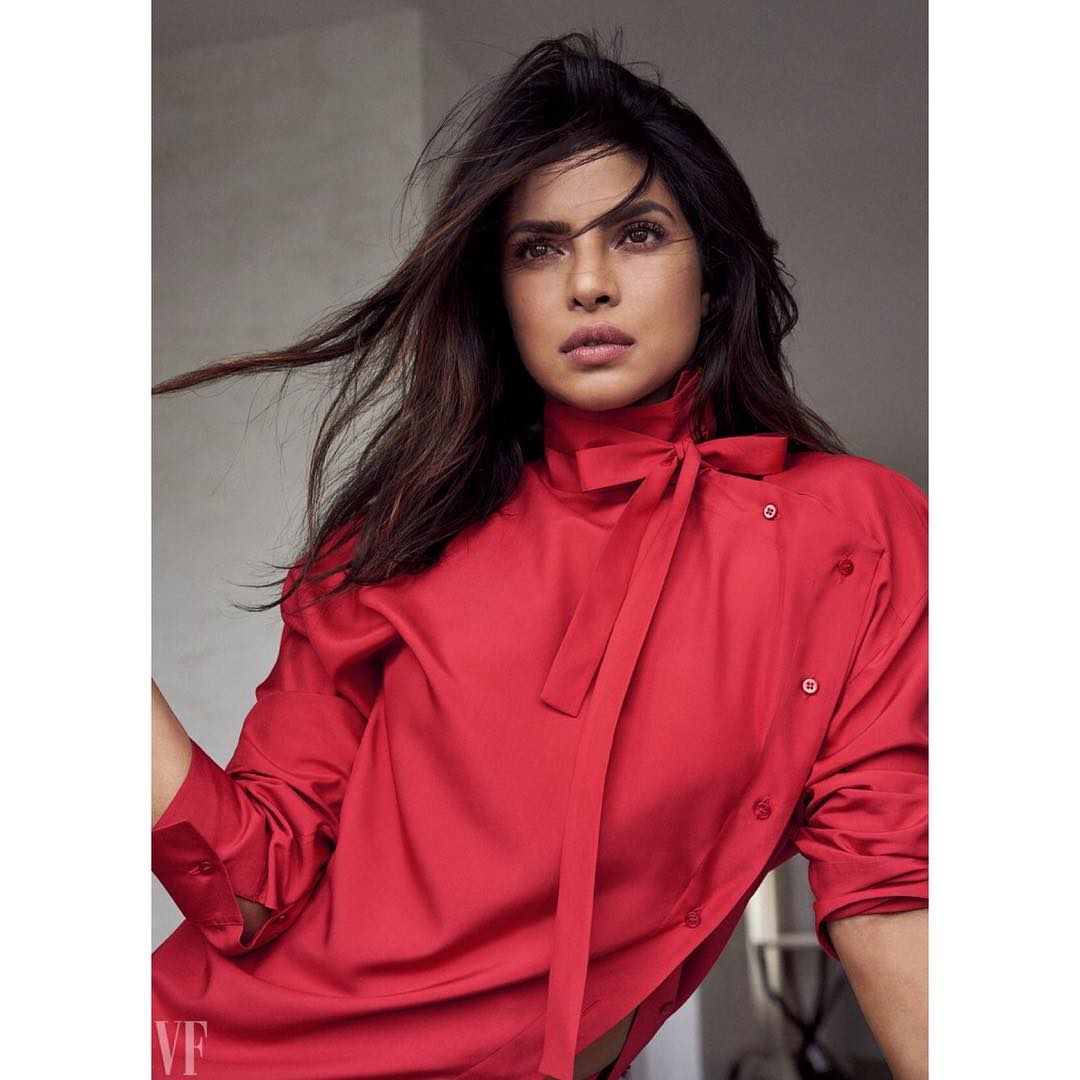Hagamos caso a Priyanka Chopra: las melenas profundamente castañas ganan volumen con reflejos bronce. ¿La dificultad? Distribuirlos con gracia y situarlos de medios a puntas.